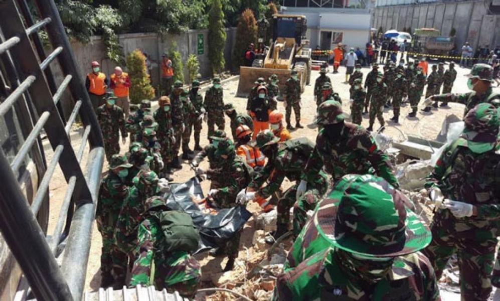 Prajurit TNI Evakuasi Delapan Jenazah di Reruntuhan Hotel Roa Roa Palu