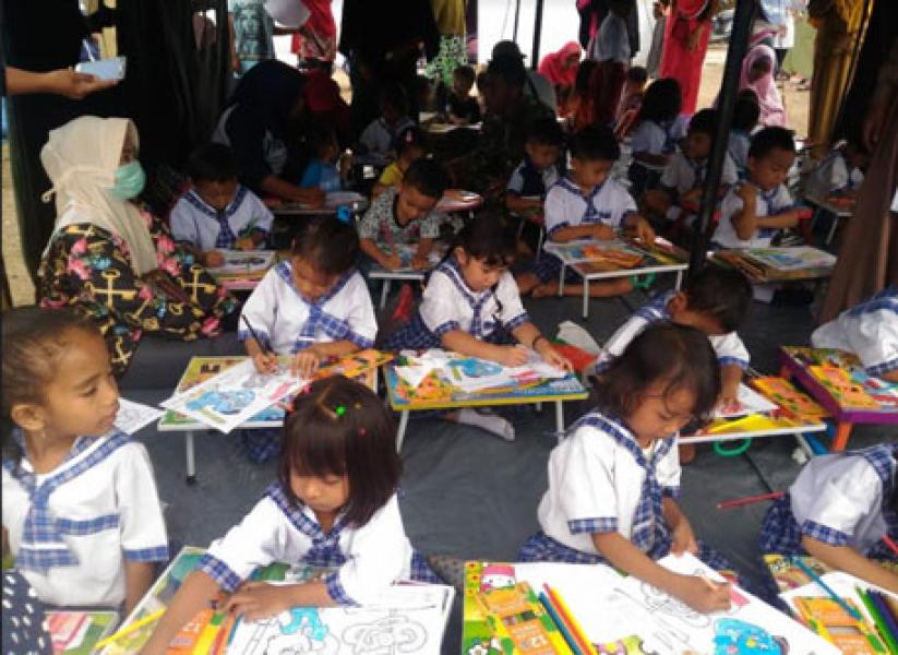 Prajurit TNI Gelar Lomba Mewarnai di Camp Pengungsian Sulteng 
