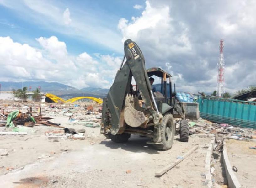 Prajurit TNI Laksanakan Pembersihan Puing Pasca Gempa di Palu