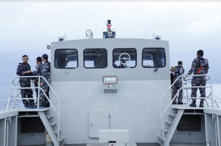 Prajurit TNI Menggunakan LCU Untuk Membantu Pencarian Korban Lion Air JT 610