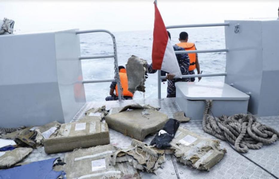 Prajurit TNI Temukan Serpihan Barang dari Pesawat Lion Air JT-610