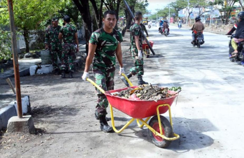 Ratusan Personel TNI AL Bersihkan Puing-Puing di Komplek Lanal Palu