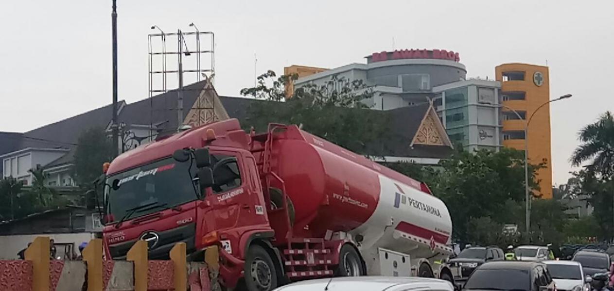 Sopir Tidak Hati-hati, Truk Tangki Nabrak Pembatas Fly Over