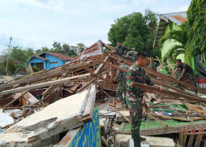 TNI Bantu Bongkar Reruntuhan Madrasah Biromaru Dampak Gempa Di Sigi