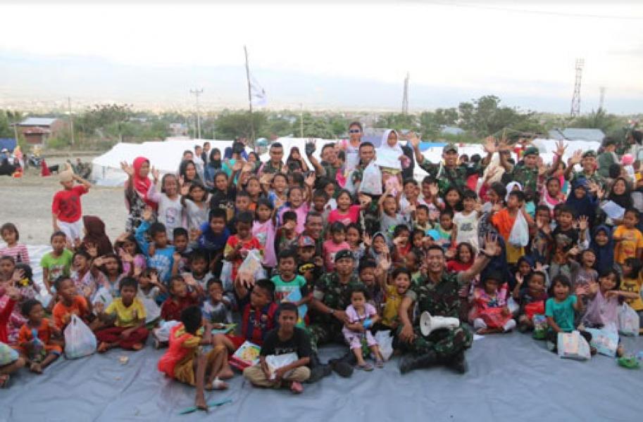 TNI Gelar Lomba Menggambar Bagi Anak-Anak Pengungsi Sulteng