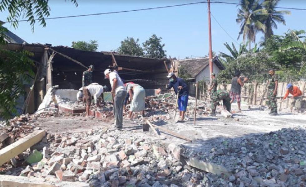 TNI Lakukan Pembongkaran dan Pembersihan Rumah Warga di Lombok Timur