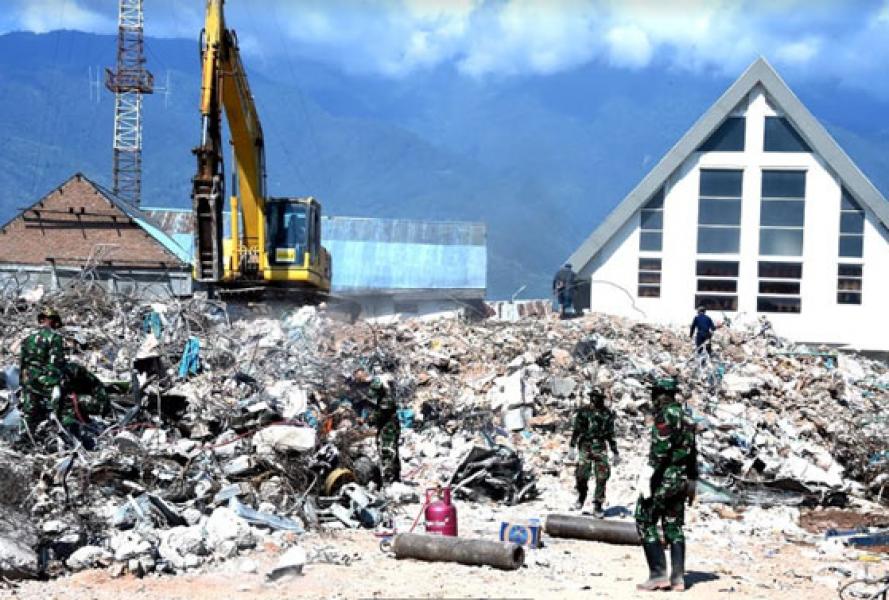 TNI Ratakan Hotel Roa-Roa Palu