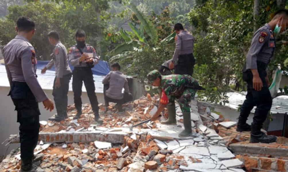 TNI dan Polri Sinergi Bersihkan Sisa Puing Rumah Korban Gempa Lombok