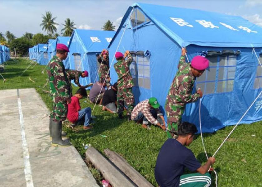TNI dan Rakyat Bahu Membahu Dirikan Tenda Pengungsi di Donggala Sulteng