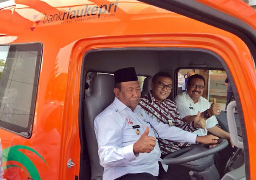 Tingkatkan PAD Daerah, Bank Riau Kepri Serahkan 4 Unit Mobil Samsat Keliling Untuk Bapenda Riau
