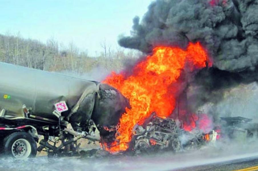 Truk Tanki BBM Tabrak Mobil di Kongo, 50 Tewas