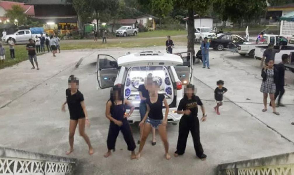 Viral, 4 Perempuan Menari Erotis di Upacara Pemakaman Sahabatnya