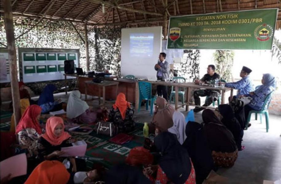 Warga Antusias Ikuti Penyuluhan KB dan Kesehatan TMMD Kodim 0301/Pekanbaru