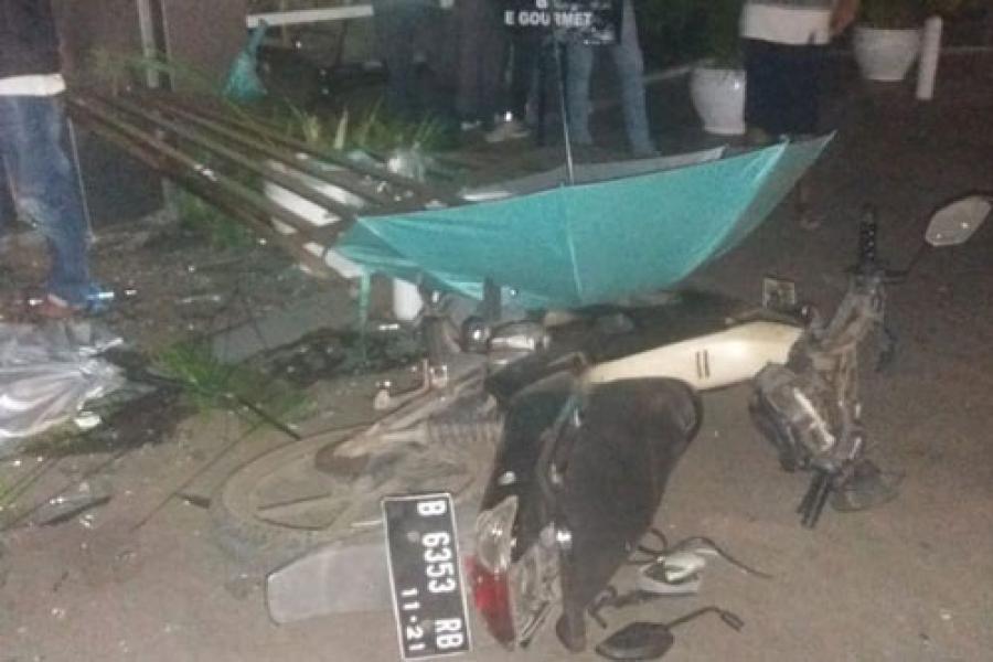 Apotek Senopati Hancur Ditabrak Mobil, Satu Orang Tewas