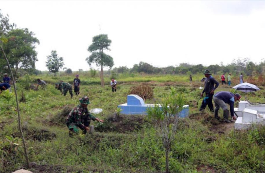 Ciptakan Kebersamaan, Satgas Pamtas RI-PNG Yonif 411 Kostrad Ajak Warga Bersihkan Makam