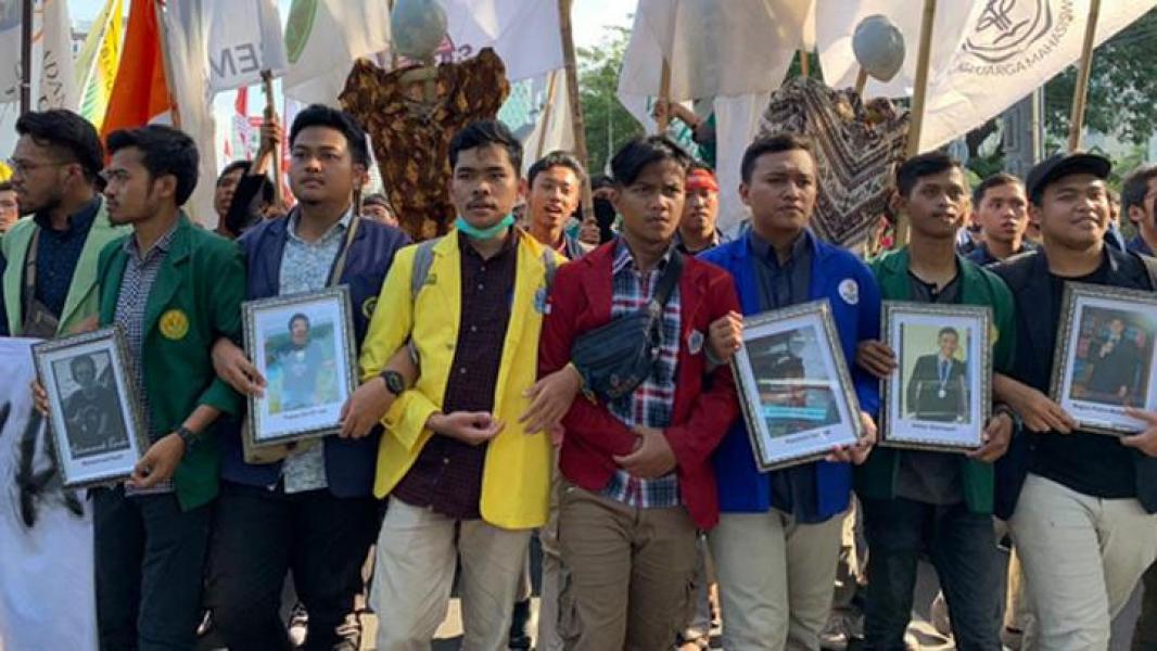 Demo BEM SI Dekat Istana, Mahasiswa Bawa 5 Foto Korban Tewas