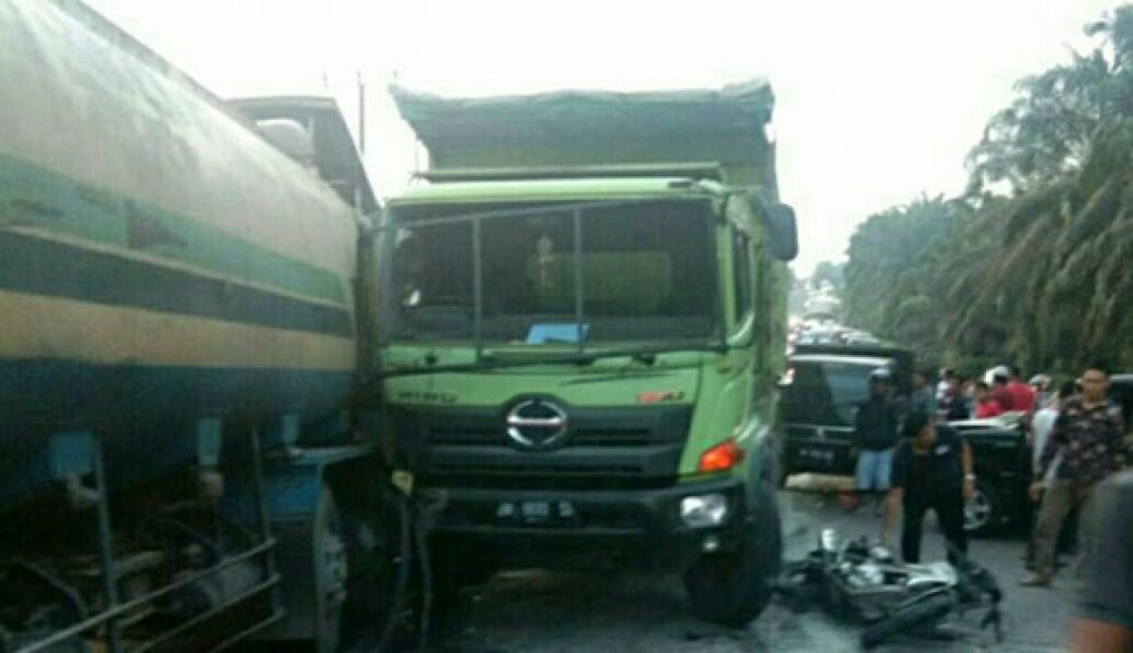 Dua Truk dan Dua Motor Terlibat Kecelakaan Beruntun di Pelalawan, Satu Korban Tewas