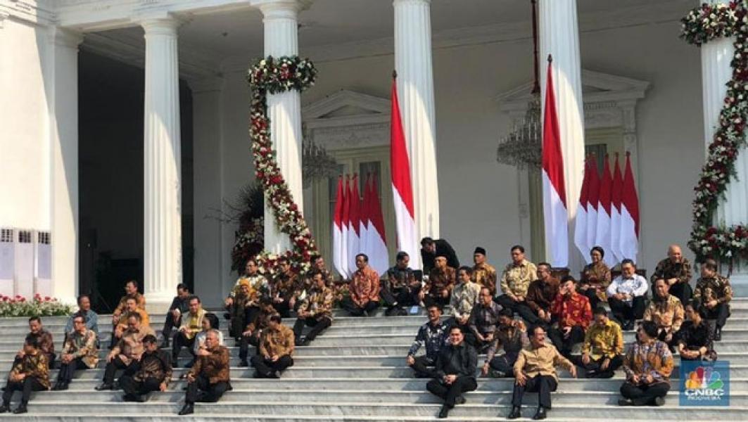 Duduk Bersila, Jokowi Kenalkan Menteri Kabinet Indonesia Maju