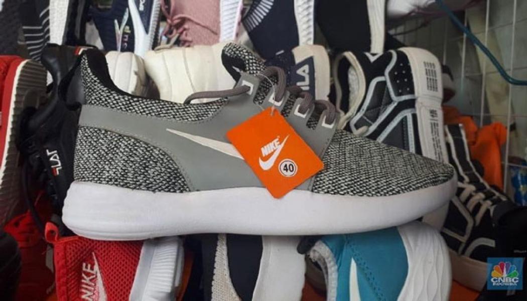 Gokil! Sepatu Impor Made in Vietnam Obrak-Abrik Pasar RI