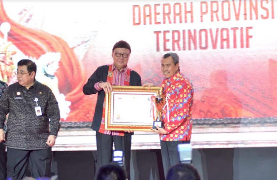 Gubernur Riau Terima Penghargaan Innovative Goverment Award 2019
