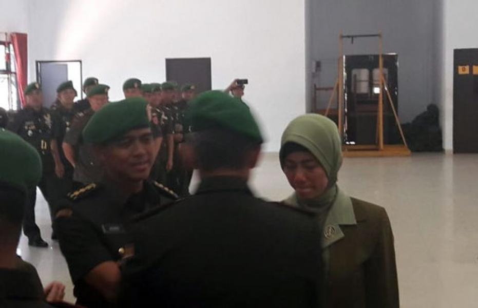 Istri Mantan Dandim Kendari Tertunduk dengan Mata Berkaca-kaca