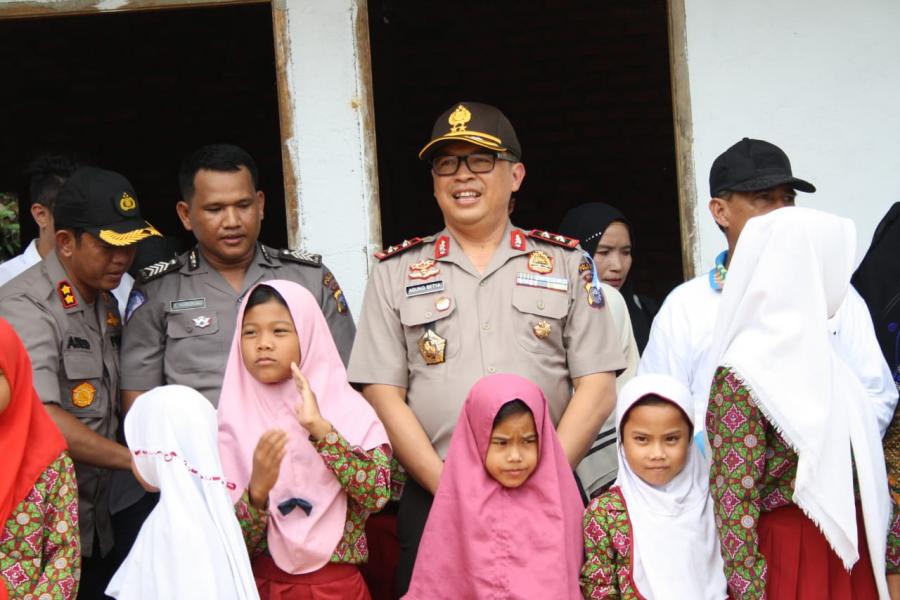 Kapolda Riau Kunjungi Sekolah Dasar Marjinal di Pedalaman Kabupaten Kampar