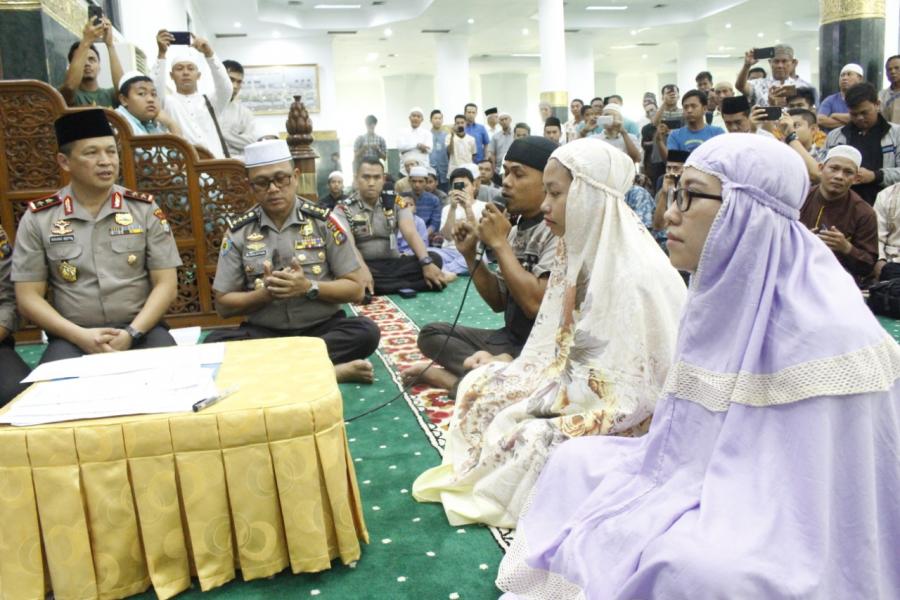 Kapolda Riau Shalat Jumat Bersama Warga dan Menjadi Saksi 3 Mualaf di Masjid Agung An-Nur