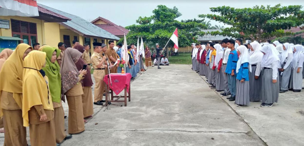 Kepsek SMAN 1 Kepenuhan Lantik Pengurus Organisasi Sekolah