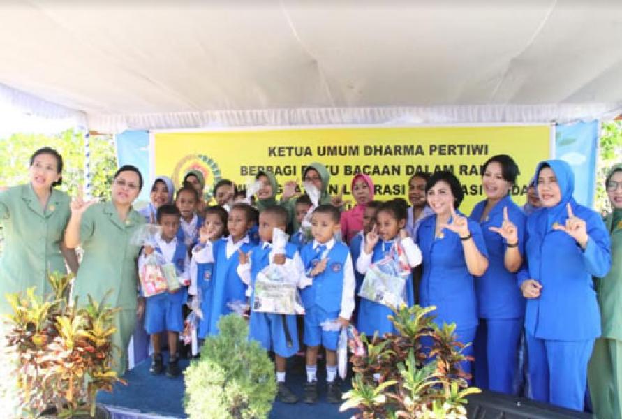 Ketum Dharma Pertiwi Bagikan Buku Bacaan Kepada Anak Korban Kerusuhan Wamena