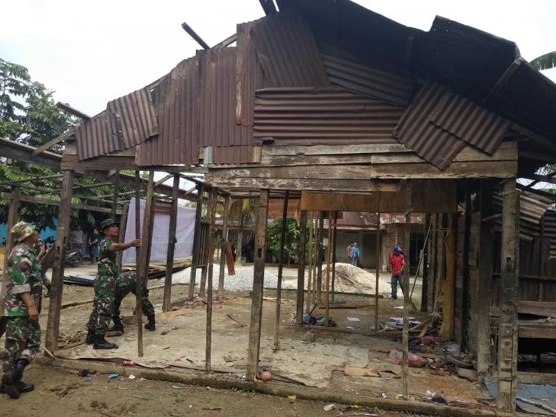 Koramil 07 Kodim 0313/KPR Laksanakan Bedah Rumah Warga Kurang Mampu