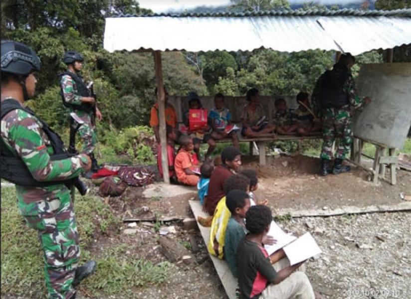Personel Satgas Pamtas RI-PNG Yonif R 514/SY Berikan Pengajaran Anak-Anak Kampung Tirineri
