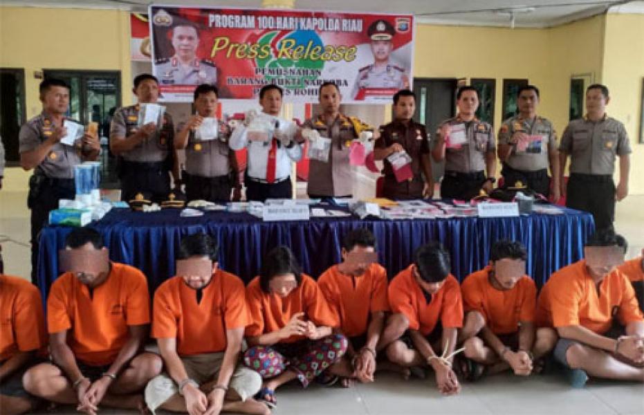 Seorang Perempuan Cantik dan 14 Pria Diringkus Polres Rohil