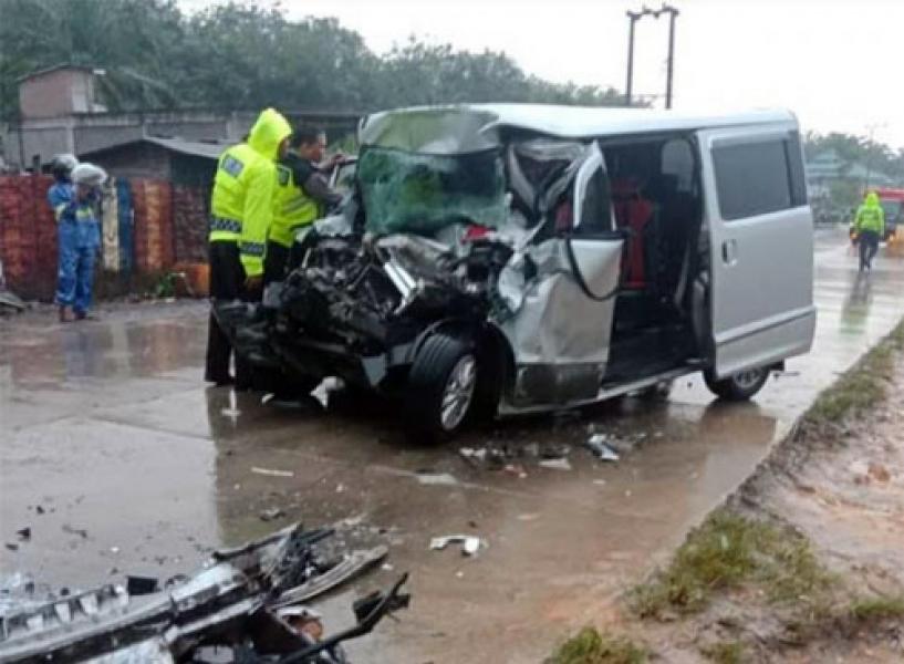 Tabrak Truck Tronton Berhenti, Pengemudi Daihatsu Luxio Tewas