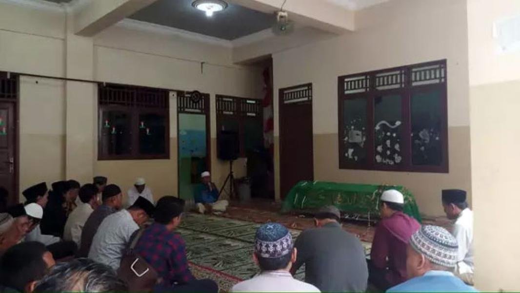 Tangisan Ibunda Iringi Pemakaman Akbar Alamsyah Korban Demo Rusuh di DPR