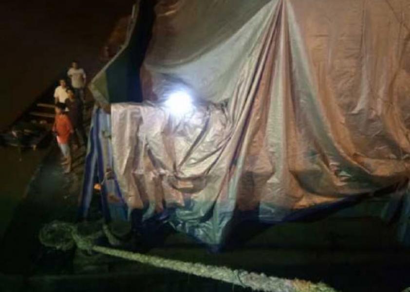 Terpeleset Terpal, Masinis Kapal Tenggelam di Pelabuhan PT IKPP Perawang