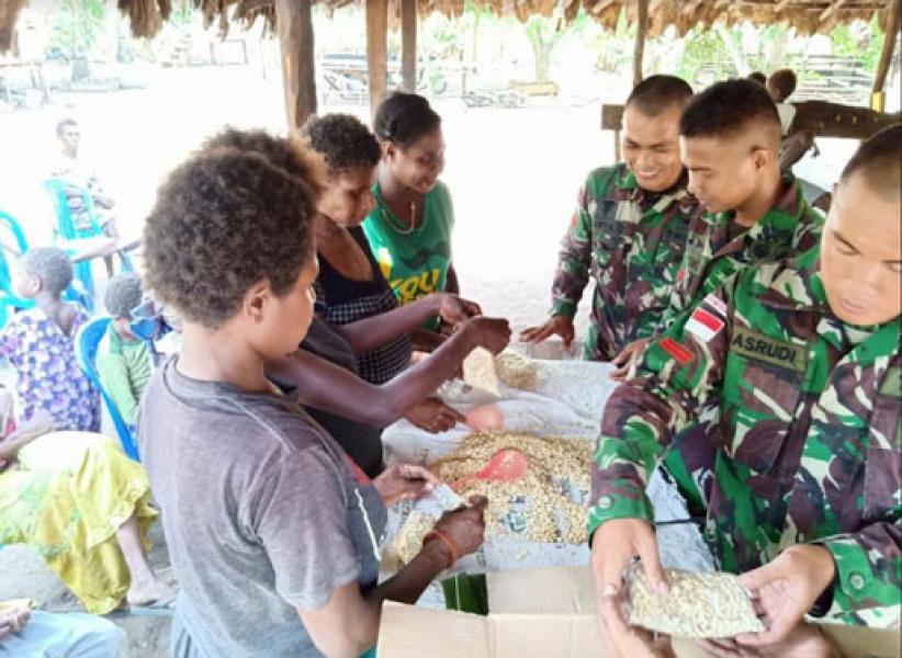 Tingkatkan Kesejahteraan, Satgas Yonif 411 Kostrad Dirikan Rumah Tempe Untuk Warga Yakyu Papua