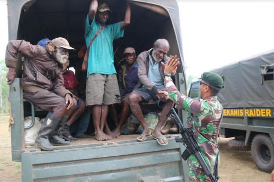 Truk Satgas Yonif MR 411/Pdw Kostrad Bantu Antar Jemput Warga Papua Nugini