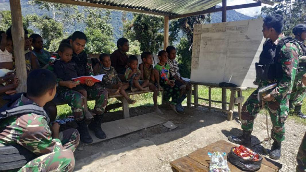 Untuk Kesekian Kalinya, Satgas Pamtas Yonif Raider 514 Mengajar Anak-Anak Kampung Tirineri