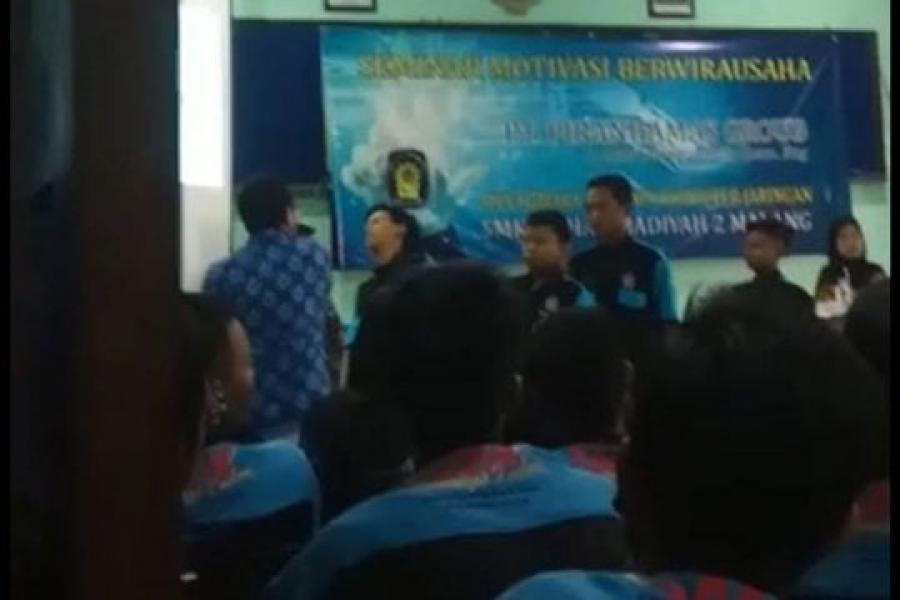 Viral, Motivator Tempeleng Siswa Saat Seminar