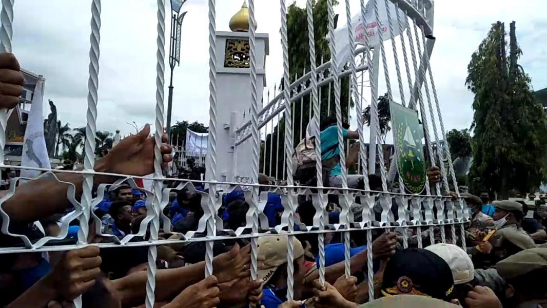 Anarkis, Polisi Bubarkan Unjuk Rasa Buruh PT Padasa di Kantor Gubernur Riau
