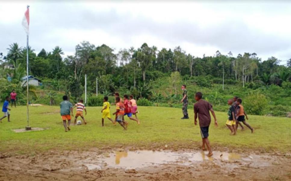 Anggota Satgas TMMD Kodim 1711 Main Bola Bersama Anak-Anak Kampung Kakuna