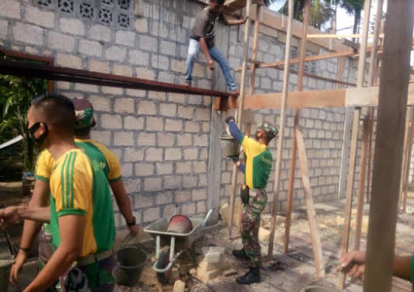 Bantu Bangun Rumah, Satgas Yonif MR 413 Wujudkan Kemanunggalan Dengan Masyarakat