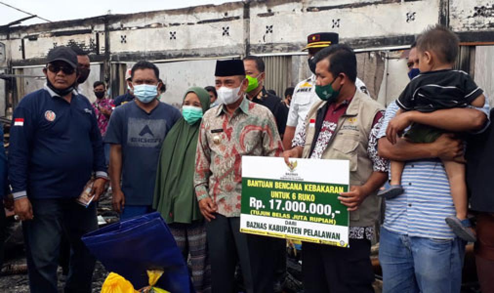 Bupati Harris Serahkan Bantuan Korban Kebakaran 5 Ruko Jalan Pemda 