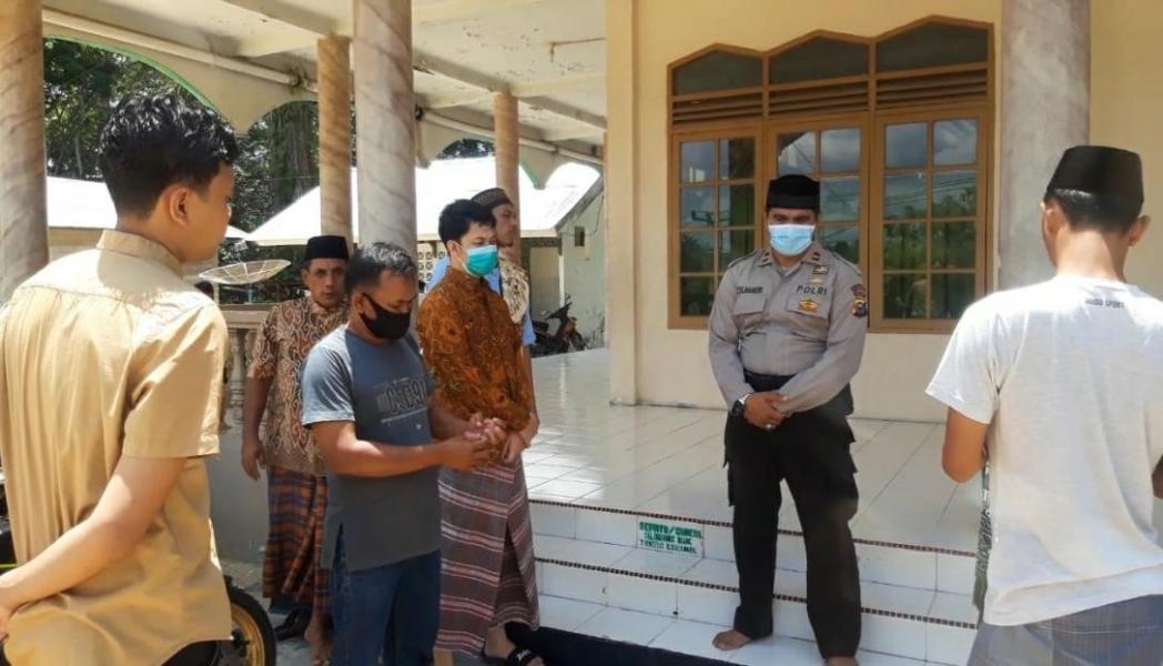 Cegah Covid-19, Polsubsektor Pelalawan Sosialisasikan Protokol Kesehatan ke Warga Yang Akan Menunaikan Sholat Jumat