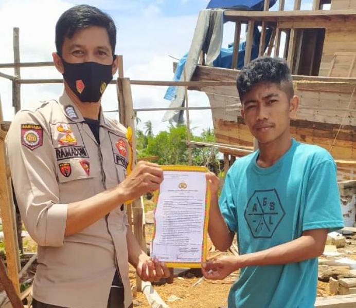 Cegah Karhutla Bhabinkamtibmas Kuala Kampar Serapung Sosialisasi Maklumat Kapolda Riau    
