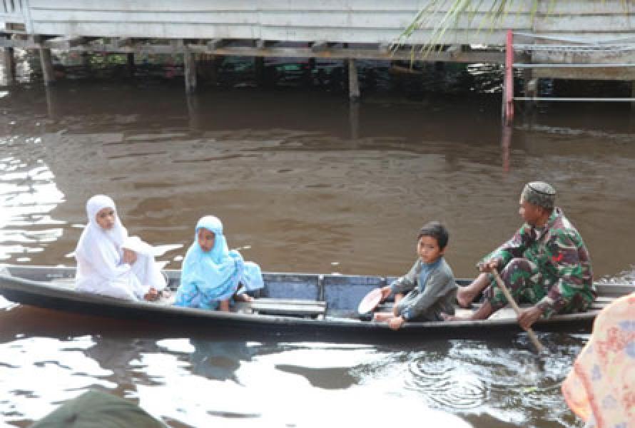 Dandim Sambas Apresiasi Satgas TMMD Sintang Antar Anak-Anak Mengaji Gunakan Perahu