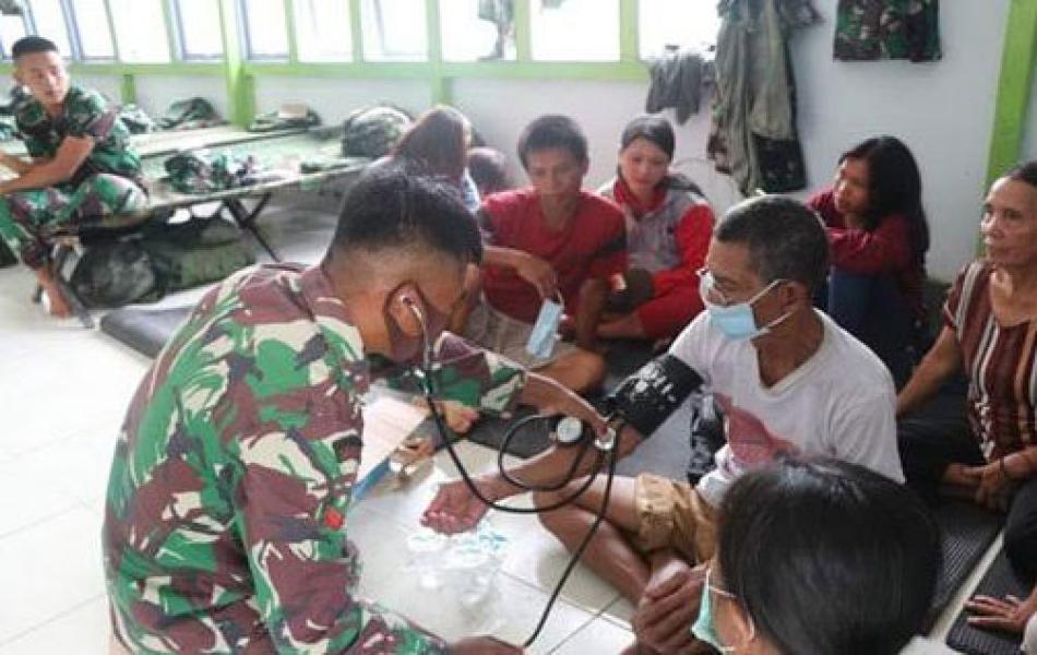 Dandim Sambas Apresiasi Tim Kesehatan Satgas TMMD 109 Bantu Pengobatan Warga Tirta Karya