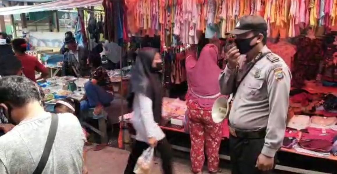 Dengan Berjalan Kaki, Personil Polsek Bunut Patoli dan Sambangi Warga di Pasar