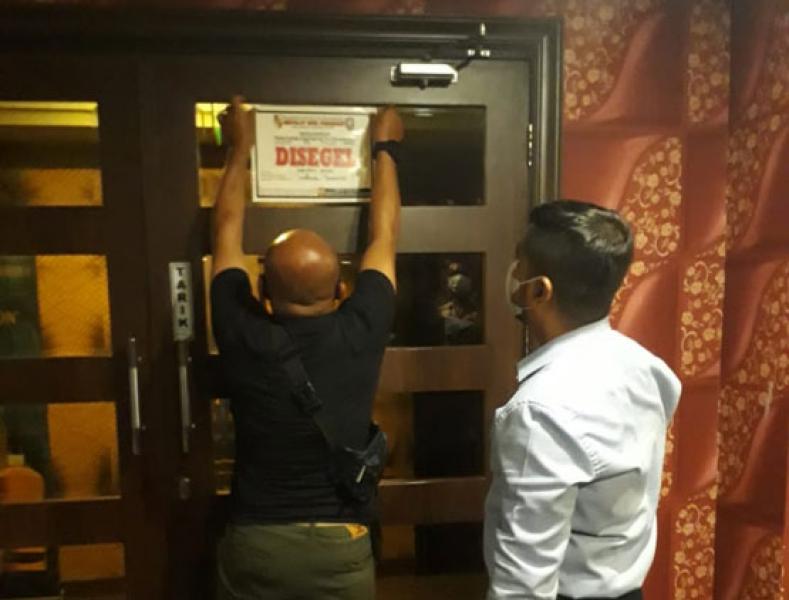Diduga tempat Peredaran Narkoba, Imperial Karaoke Hotel Grand Cetral Disegel dan Ditutup