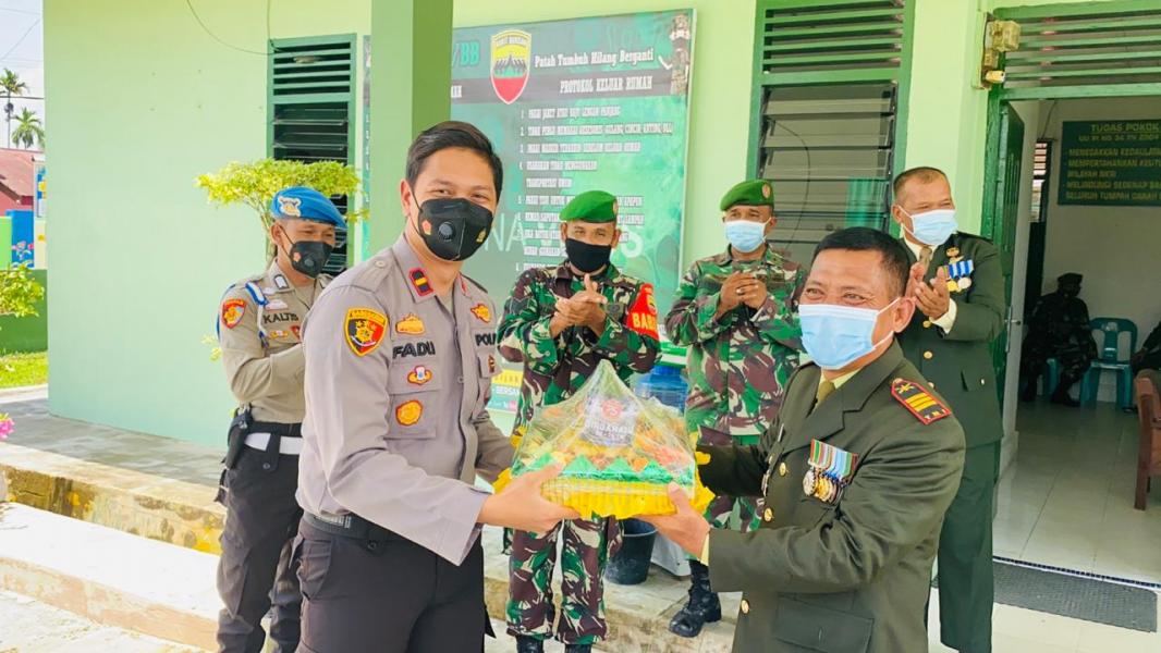 Dirgahayu TNI ke-75 Polsek Langgam Berikan Surprise ke Koramil 09/Langgam.